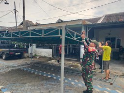 Kebersamaan Babinsa Koramil 0816/06 Tanggulangin dan Warga dalam Gotong Royong Sambut Perayaan Natal