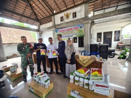 Babinsa 0816/12 Prambon Hadiri Penyaluran Bantuan Obat-Obatan Pertanian untuk Ketahanan Pangan di Desa Wonoplintahan