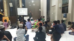 Babinsa Koramil 0816/13 Wonoayu Berikan Materi Wawasan Kebangsaan dan Metode Matematika Gasing kepada Jamaah LDII di Masjid Luhur Nur Mukmin