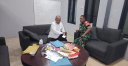 Anggota Babinsa Koramil 0816/06 Tanggulangin Melaksanakan Komunikasi Sosial Dengan Kepala Desa