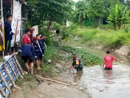 Babinsa Desa Becirongengor Bersama SMP 2 Wonoayu Gelar Karya Bakti dalam Peringatan Hari Lingkungan Hidup Nasional