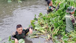 Anggota Koramil 0816/03 Buduran bersama warga bersihkan eceng gondok