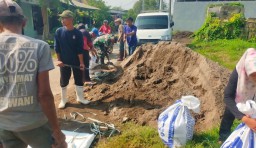 Serma Syaiful Anang Bantu Warga Peninggian Tanggul Sungai di Perbatasan Desa