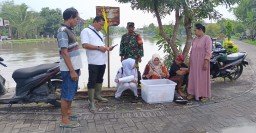 Babinsa Desa Penatarsewu Dampingi Nakes Puskesmas Tanggualangin Pemeriksaan Kesehatan dan Pemberian Obat-Obatan Kepada Warga Terdampak Banjir