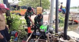Antisipasi Banjir, Peltu Kartono dan Babinsa Kedung Banteng Cek Pompa Air Saat Patroli Wilayah