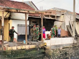 Peduli Lingkungan, Danramil 0816/16 Waru Pimpin Kerja Bakti Bersihkan Bangunan Liar di Kali Sinir
