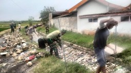 Gotong Royong Bersihkan Saluran Air, Anggota Koramil 0816/07 Krembung Bersama Warga Cegah Banjir