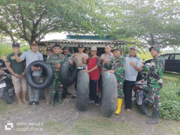 Jum'at Bersih, Anggota Koramil 0816/11 Tarik Bersama Forpimka Laksanakan Karya Bakti Bersih-bersih Sungai