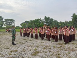 Babinsa Koramil 0816/07 Krembung Latih Mahasiswa UNUSIDA, Bentuk Karakter dan Cinta Tanah Air di Bumi Perkemahan Tanjek Wagir