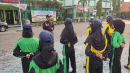 Pelda Hendi dan Anggota Koramil 0816/02 Candi Latih Disiplin dan Kekompakan Siswa SMPN 2 Candi Melalui PBB