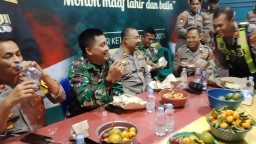Kebersamaan di Bulan Suci, Danramil 0816/09 Krian Sahur Bersama Anggota Pos Pengamanan Idulfitri 1446 H di Pasar Krian