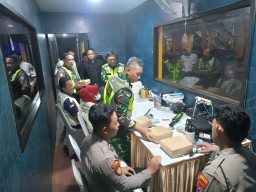 Danramil 0816/17 Gedangan Bersama Personel Gabungan Laksanakan Pengamanan dan Sahur Bersama di Posyan Terminal Purabaya