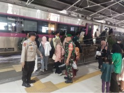 Koramil 0816/01 Sidoarjo pengamanan Stasiun Kereta Api Sidoarjo.