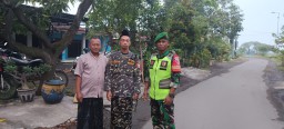 Babinsa Koramil 0816/06 Tanggulangin Melaksanakan Kegiatan Pengawasan dan Pengamanan Sholat Idul Fitri 1446 H