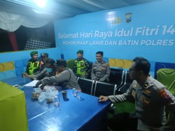 Babinsa Koramil 0816/02 Candi Bersinergi Amankan Operasi Ketupat 2025 di Pos Pam P1 Waru