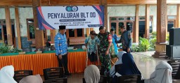 Babinsa Sertu Nurrokhim Dampingi Penyaluran BLT Dana Desa Triwulan I-III di Sidomulyo