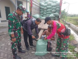Babinsa Koramil Tanggulangin Dampingi Panen di Ketegan, Hasilkan 8,5 Ton Gabah