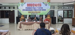 Semangat Gotong Royong Mengalir di Balai Desa Terungkulon, Babinsa Serda Soleh Dukung Proses Penjaringan Perangkat Desa yang Transparan
