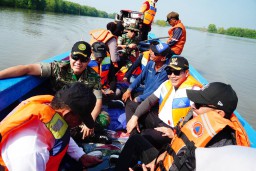 Sinergi TNI–Pemkab Sidoarjo Tinjau Kondisi Pasca Banjir Rob di Tambak Kalang Anyar