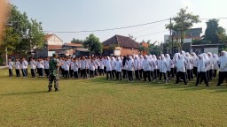 Serma Erau dan Rekan Babinsa Latih 250 Siswa SMP YPM 4 Bohar, Tanamkan Disiplin dan Semangat Kebangsaan Sejak Dini