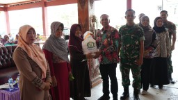 Wujudkan Ketahanan Pangan, Pemkab Sidoarjo Bersama TNI-Polri dan Bulog Luncurkan Penyaluran Bantuan Beras dan Gerakan Pangan Murah di Balongbendo