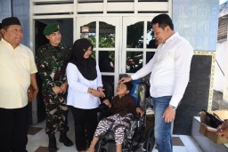 Bupati Sidoarjo dan Dandim 0816 Turun Langsung di Kecamatan Tarik: Sidak Rutilahu, Serahkan Sembako dan Kursi Roda untuk Warga Kurang Mampu