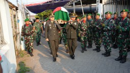 Dandim 0816/Sidoarjo Pimpin Upacara Militer Khidmat Antar Serma Harsoyo ke Peristirahatan Terakhir