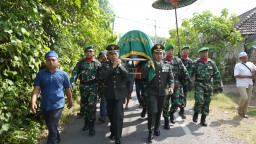 Dandim 0816/Sidoarjo Pimpin Upacara Persemayaman dan Pemakaman Militer Serda Abdul Azis di TPU Kebonsari