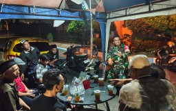 Babinsa Koramil 0816/01 Sidoarjo Blusukan Ronda Malam, Perkuat Siskamling dan Kebersamaan Warga