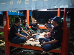 Patroli Bersama Sinergitas TNI Koramil 0816/09 Krian: Wujud Kepedulian Harkamtibmas di Lingkungan Desa