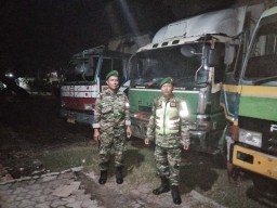 Logistik Pemilu 2024 Diserahkan ke KPUD Sidoarjo dengan Pengawalan Anggota Koramil 0816/05 Tulangan dan Polsek Tulangan