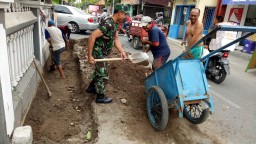 Babinsa Koramil 0816/17 Gedangan kerja bakti bersama masyarakat