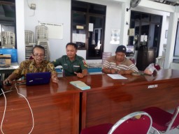 Komsos Babinsa Ramil 0816/03 Buduran di balai desa dan Perangkat Desa