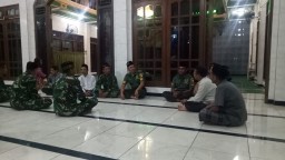 Shalat tahajud bersama,Eratkan Silaturahmi Anggota Ramil 0816/11 Tarik