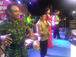 Semarak HUT ke-74,Babinsa Ramil 0816/09 bareng dengan Kades Sidomulyo