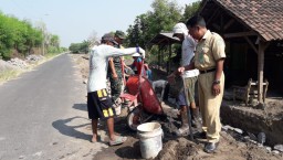 Anggota Ramil 0816/08 Jabon Bersama Perangkat Ds Permisan Kerja Bakti