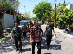 Babinsa bersama staf kelurahan Pucang Anom kunjungi Rumah Sehat