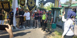 Meriahkan HUT RI ke 74, Babinsa 0816/11 Tarik pam karnaval