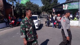 Suksesnya jalan sehat, Babinsa 0816/05 Tulangan Bantu Pengamanan