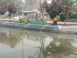 Babinsa Ramil 0816/03 Buduran Ikut bantu Persiapan Lomba Sungai Sehat