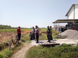 Babinsa Ramil 0816/13 Wonoayu dampingi Pengukuran Tanah Oleh BPN
