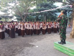 Babinsa Koramil 0816/09 Krian melatih PBB di SMK Yapalis Krian