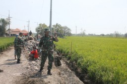 Pra TMMD ke 106, TNI bersama warga saling bantu pengerjaan jalan