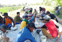 Babinsa Komsos dan Warga Barik'an Syukuran Dalam Rangka Tutup tanam