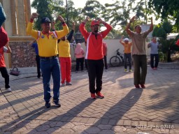 Danramil 0816/09 Krian dan anggota dalam SKJ bersama warga