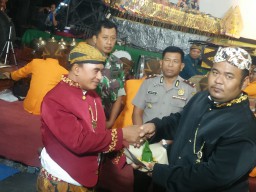 Babinsa Ramil 0816/16 Waru bersama Forkopimka hadiri acara ruwat Desa