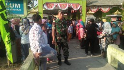 Peringatan 1 Muharram, Babinsa 0816/05 Tulangan Amankan Jalan sehat