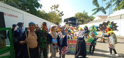 Babinsa 0816/09 Krian Bantu Pengamanan Karnaval di Desa Binaannya