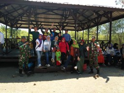 Babinsa Jabon Dampingi Ketua dan Anggota DPRD Kunjungi Pulau Lusi
