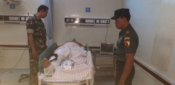 Danramil 0816/09 Krian bersama pengurus Persit jenguk anggota sakit